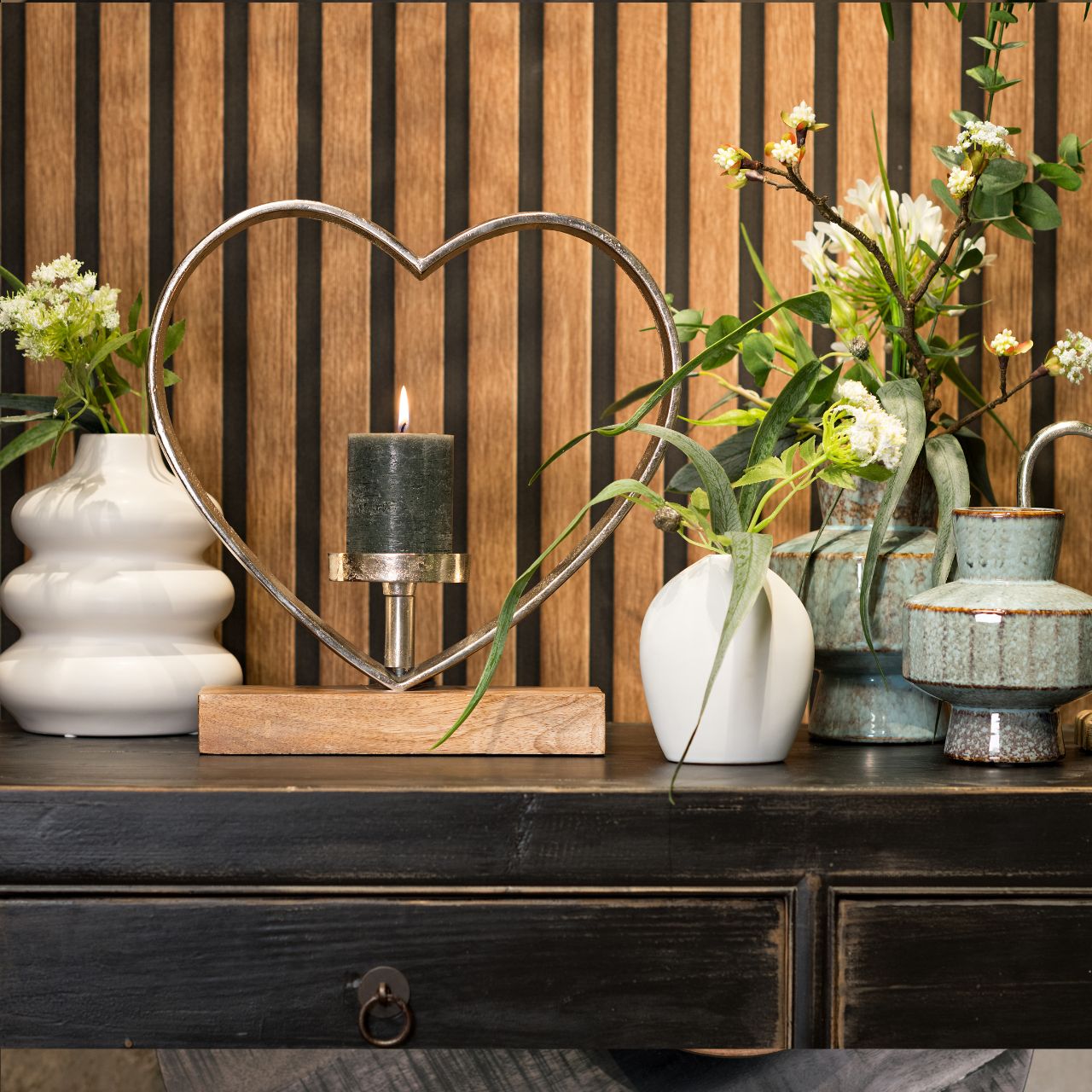 Kerzenhalter Herz aus Metall auf Mangoholz Sockel Silber (B/H/T) 34x35x8cm