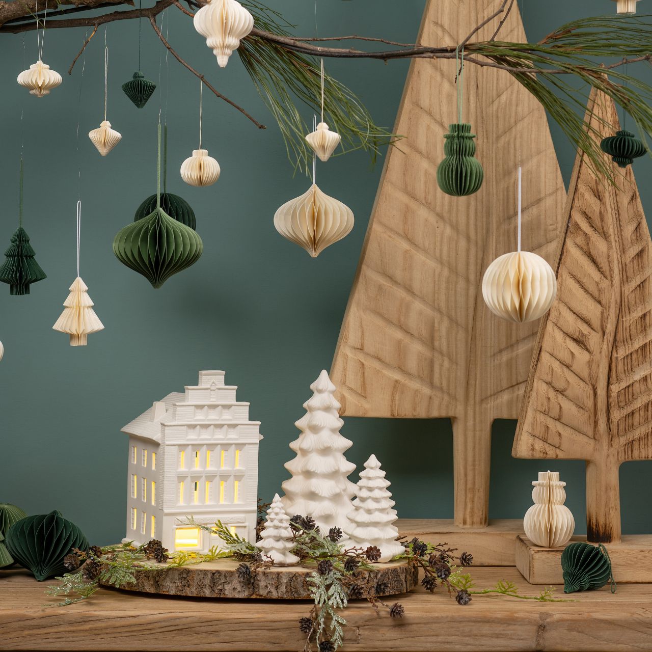 Weihnachtsbaumständer aus braunem Paulowniaholz (B/H/T) 39 x 90 x 12 cm