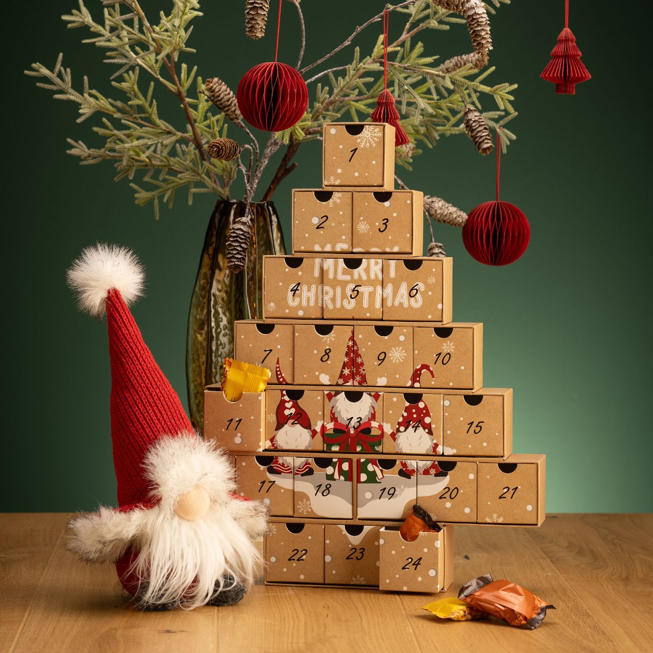 Adventskalender Tannenbaum "Frohe Weihnachten" mit Wichteln aus Pappe, 24 Boxen Ø6cm, Braun (B/H/T) 38x48x6cm